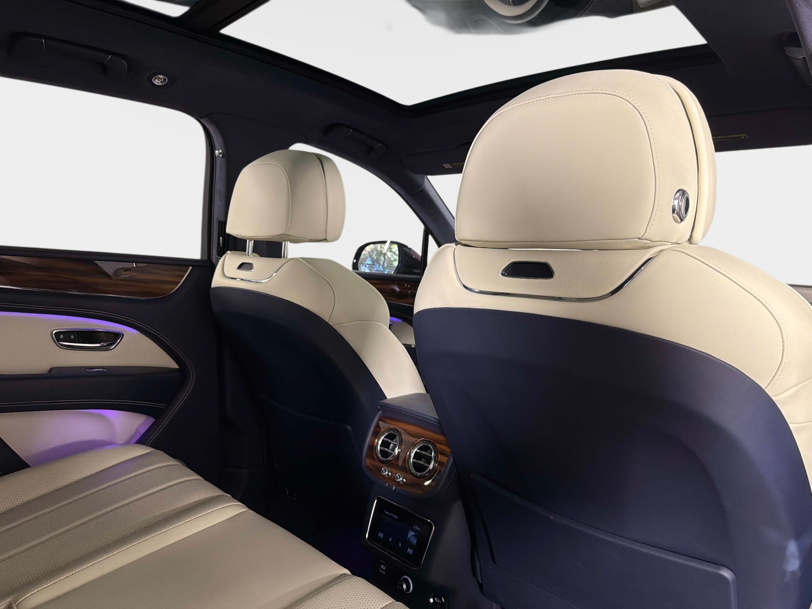 Used 2024 Bentley Bentayga AWD/4WD image 31