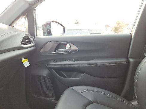 New 2026 Chrysler Pacifica Select image 37