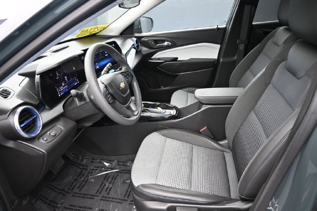 Used 2025 Chevrolet Trax LT FWD image 15