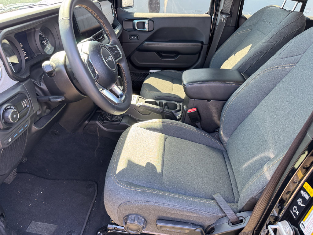 Used 2024 Jeep Wrangler Unlimited Sahara w/ Technology Group AWD/4WD image 14