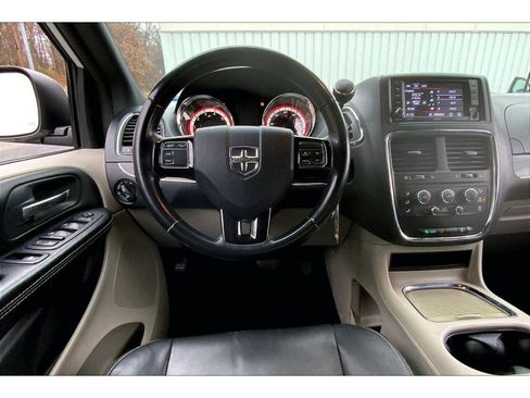 Used 2019 Dodge Grand Caravan SXT image 4