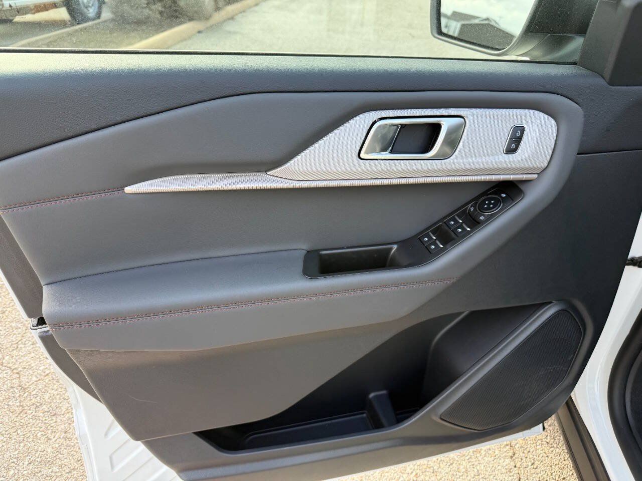 Used 2025 Ford Explorer Active w/ Active Comfort Package RWD image 11