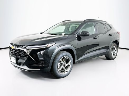 Used 2025 Chevrolet Trax LT FWD image 3