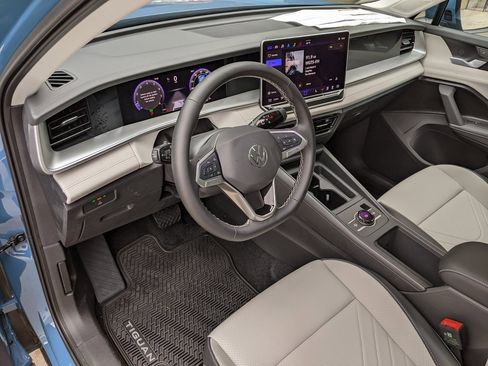 New 2025 Volkswagen Tiguan SE image 8