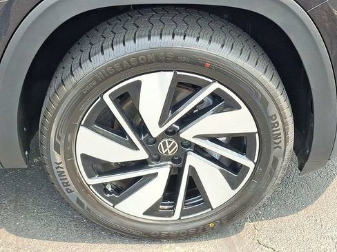 Used 2024 Volkswagen Atlas Cross Sport SE w/ Panoramic Sunroof Package FWD image 8