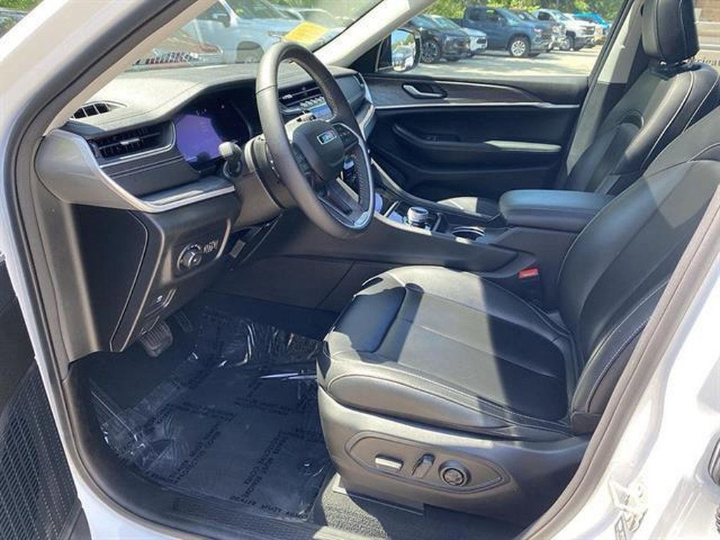 Used 2023 Jeep Grand Cherokee Limited AWD/4WD image 41
