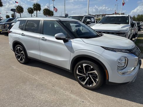 Used 2024 Mitsubishi Outlander SE image 4