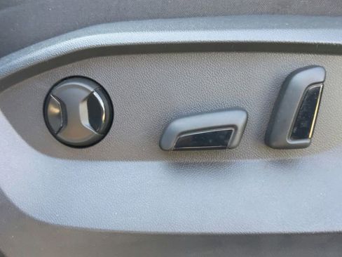 Used 2023 Volkswagen Taos SE w/ Black Wheel Package image 17