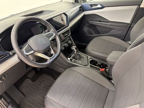 Used 2023 Volkswagen Taos SE FWD image 4
