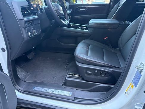 Used 2025 Chevrolet Suburban RST RWD image 9