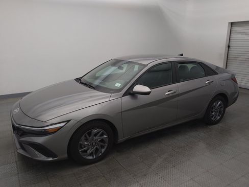 Used 2024 Hyundai Elantra SEL FWD image 2