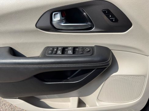 Used 2024 Chrysler Pacifica Touring-L FWD image 20