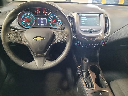 Used 2018 Chevrolet Cruze LT w/ Convenience Package FWD image 22