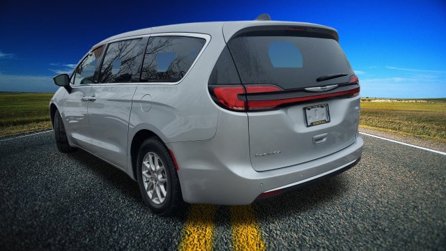 Used 2024 Chrysler Pacifica Touring-L FWD image 31