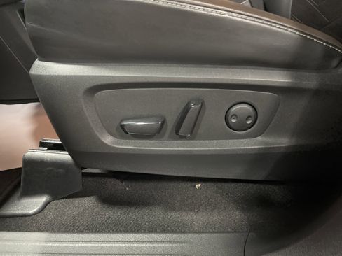 Used 2023 Nissan Pathfinder Platinum image 12