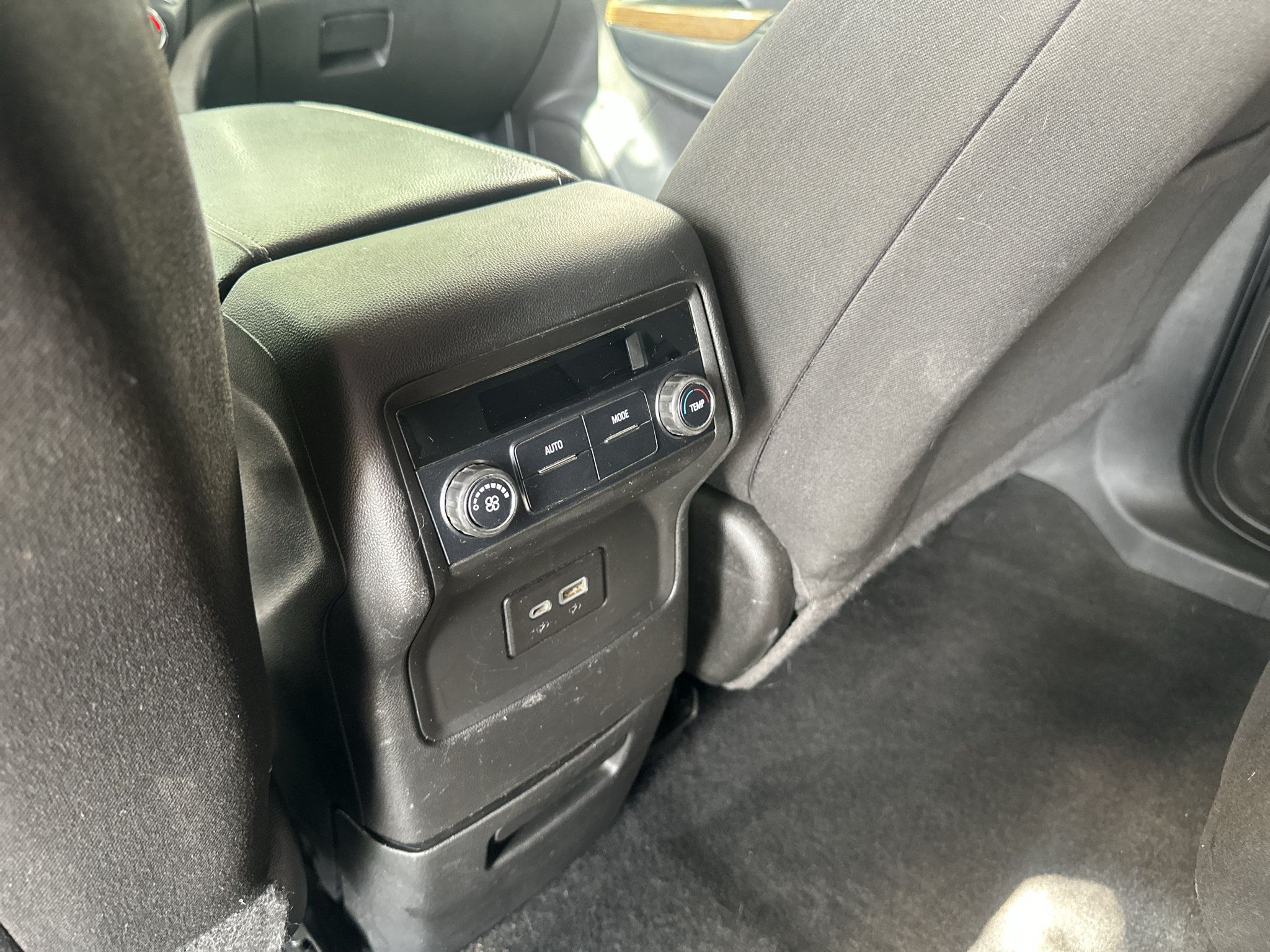 Used 2021 GMC Acadia SLE FWD image 23