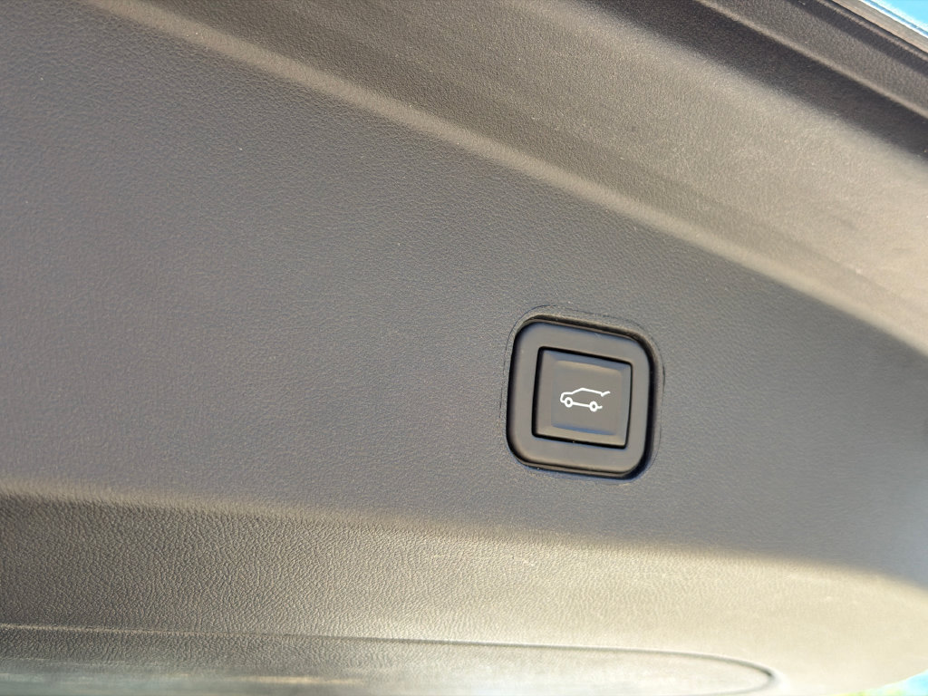 Used 2024 Cadillac Lyriq Luxury AWD/4WD image 9