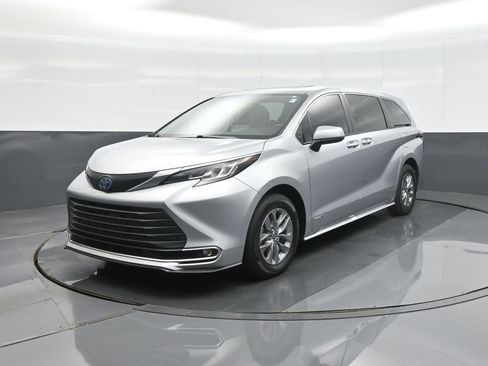 Certified 2021 Toyota Sienna XLE FWD image 3