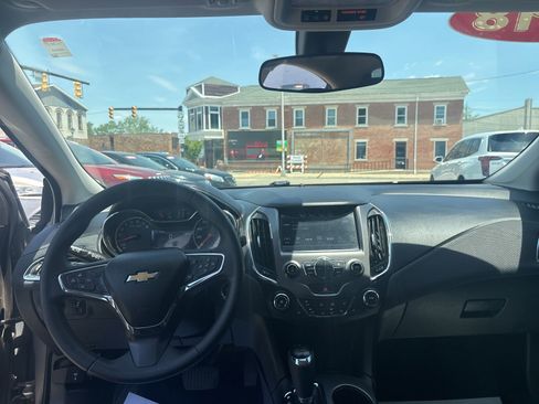 Used 2018 Chevrolet Cruze LT w/ Sun And Sound Package FWD image 16