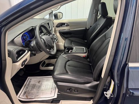 Used 2023 Chrysler Pacifica Touring-L FWD image 12