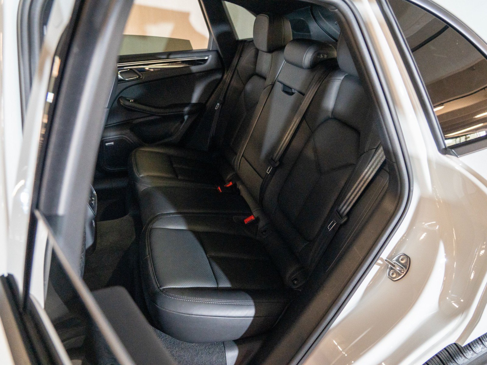Certified 2025 Porsche Macan AWD/4WD image 20
