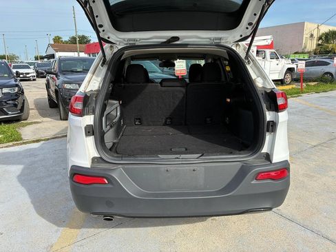 Used 2016 Jeep Cherokee Latitude w/ Cold Weather Group FWD image 3