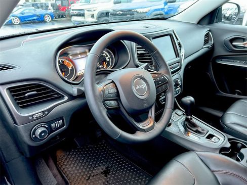 Used 2019 Jeep Cherokee Trailhawk w/ Cold Weather Group image 10