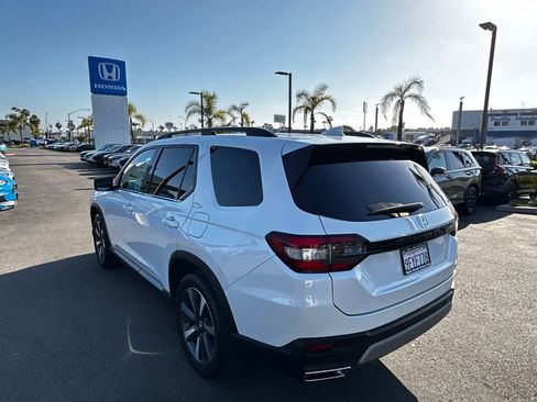 Used 2023 Honda Pilot Touring image 6