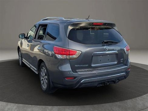 Used 2018 Nissan Pathfinder SV image 2