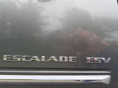 Used 2011 Cadillac Escalade ESV Premium AWD/4WD image 20