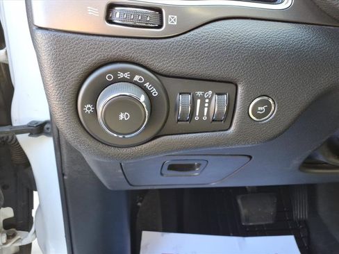 Used 2019 Jeep Cherokee Limited image 17