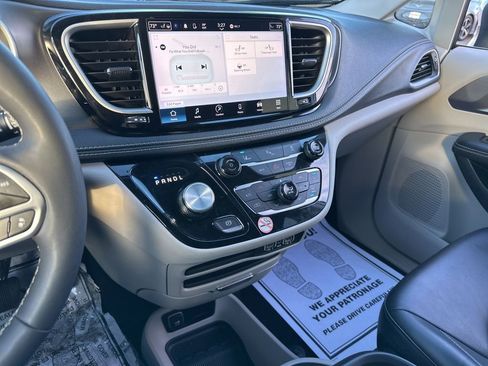 Used 2023 Chrysler Pacifica Touring-L image 49