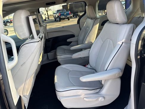 Used 2017 Chrysler Pacifica Platinum image 36