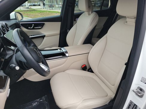 Used 2025 Mercedes-Benz GLC 300 4MATIC image 4