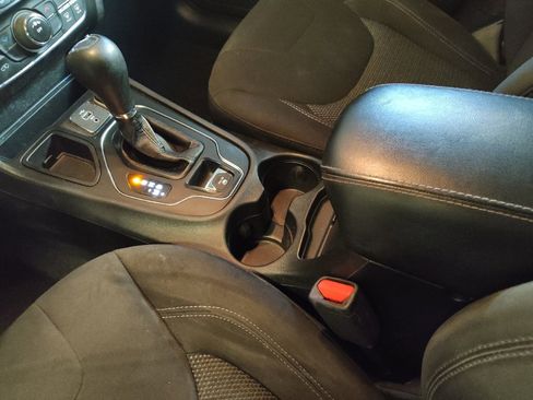 Used 2019 Jeep Cherokee Latitude w/ Popular Appearance Group image 26