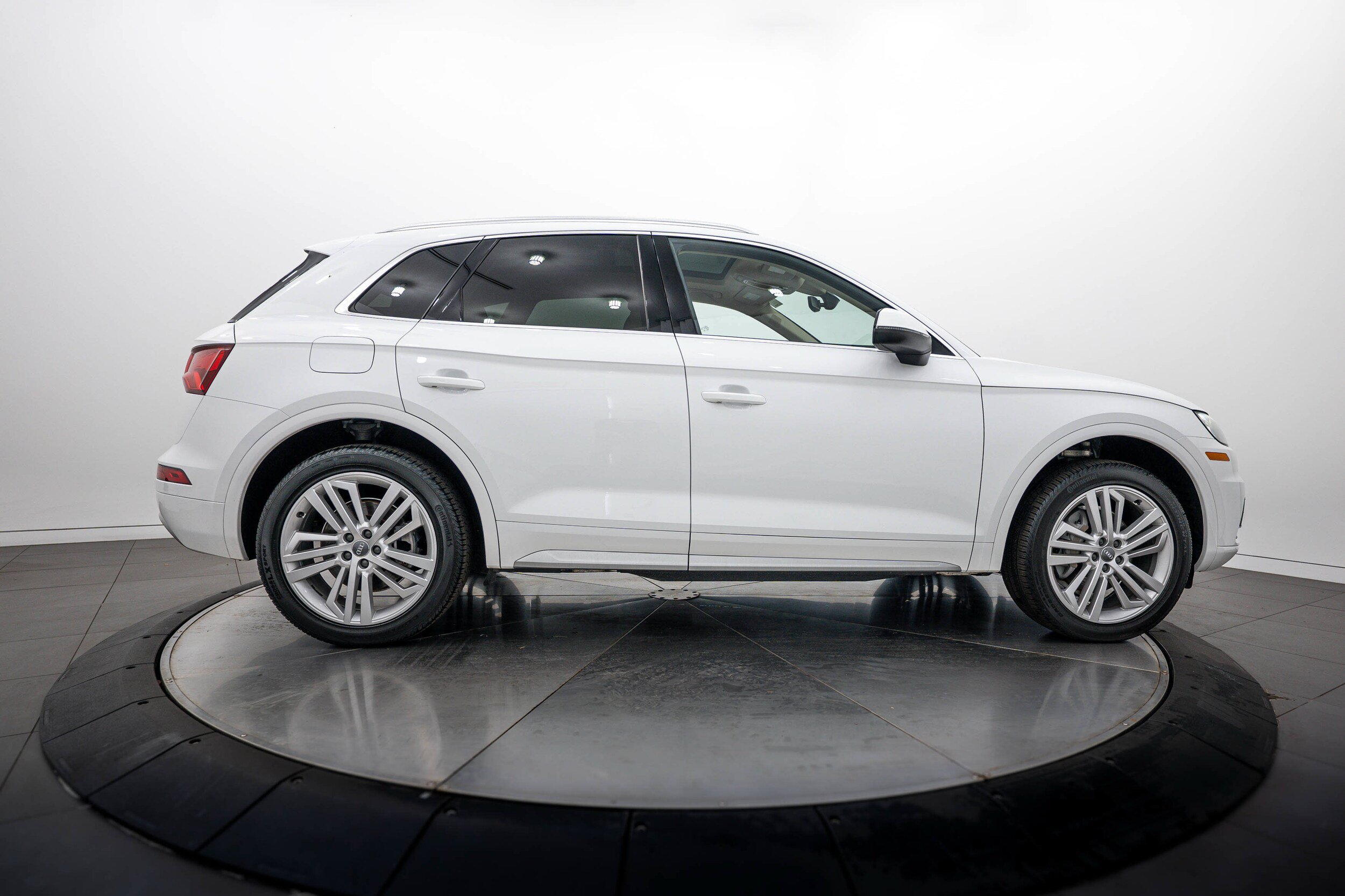 Used 2019 Audi Q5 2.0T Premium Plus w/ Premium Plus Package AWD/4WD image 2