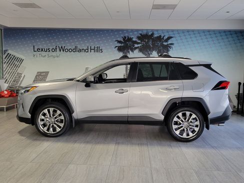 Used 2022 Toyota RAV4 XLE Premium image 2