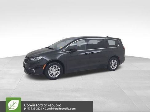 Used 2023 Chrysler Pacifica Touring-L FWD image 9