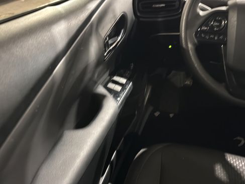 Used 2019 Toyota Prius LE w/ Preferred Accessory Package FWD image 19