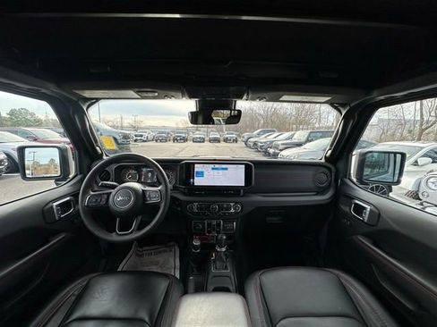 Used 2024 Jeep Wrangler Unlimited Rubicon image 2