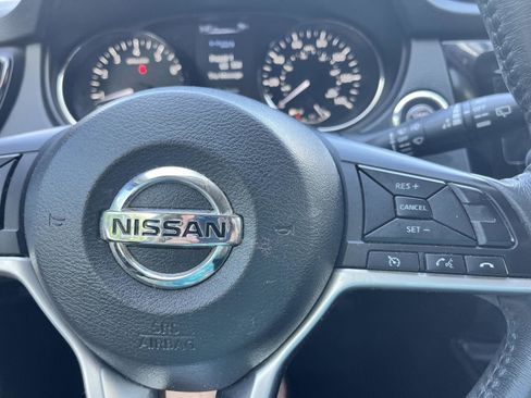 Used 2017 Nissan Rogue SV AWD/4WD image 25