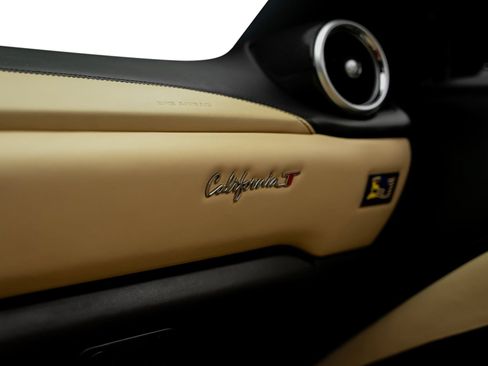 Used 2015 Ferrari California T RWD image 54