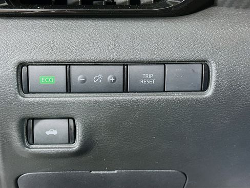 Used 2025 Nissan Sentra SV image 16