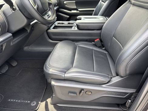 Used 2025 Ford Expedition Max Platinum AWD/4WD image 9