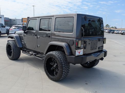 Used 2017 Jeep Wrangler Unlimited Sahara w/ Max Tow Package AWD/4WD image 3