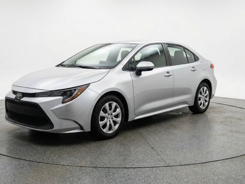 Used 2025 Toyota Corolla LE image 3