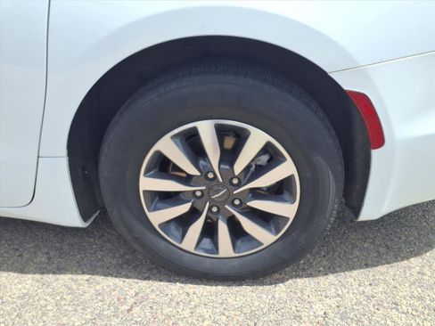 Used 2023 Chrysler Pacifica Touring-L FWD image 11