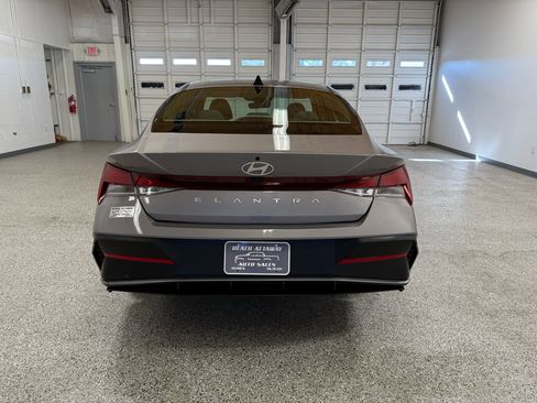 Used 2024 Hyundai Elantra SEL image 3
