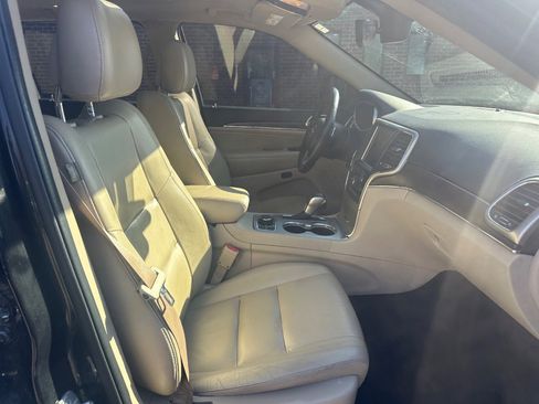Used 2017 Jeep Grand Cherokee Limited image 24