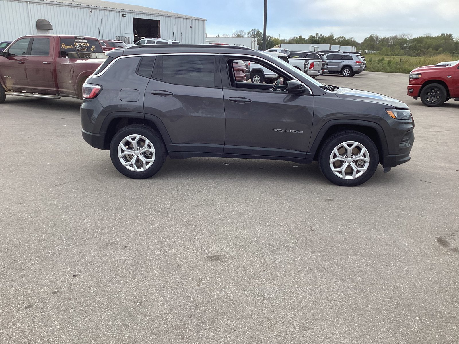 Used 2024 Jeep Compass Latitude AWD/4WD image 3